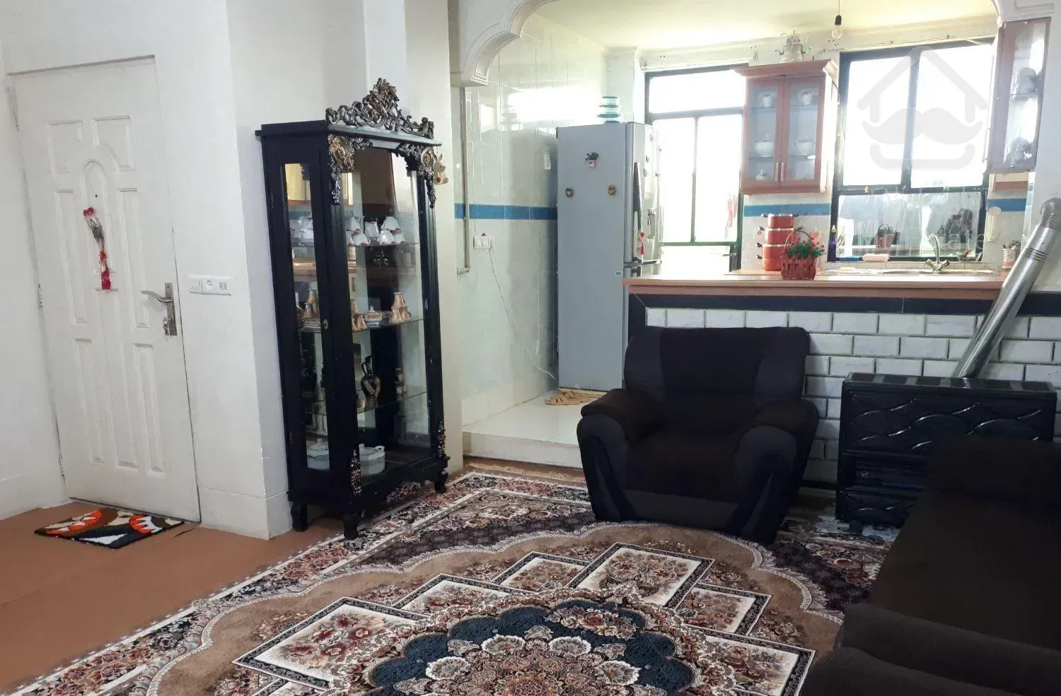 فروش فوری یک واحد آپارتمانی واقع در سرخه