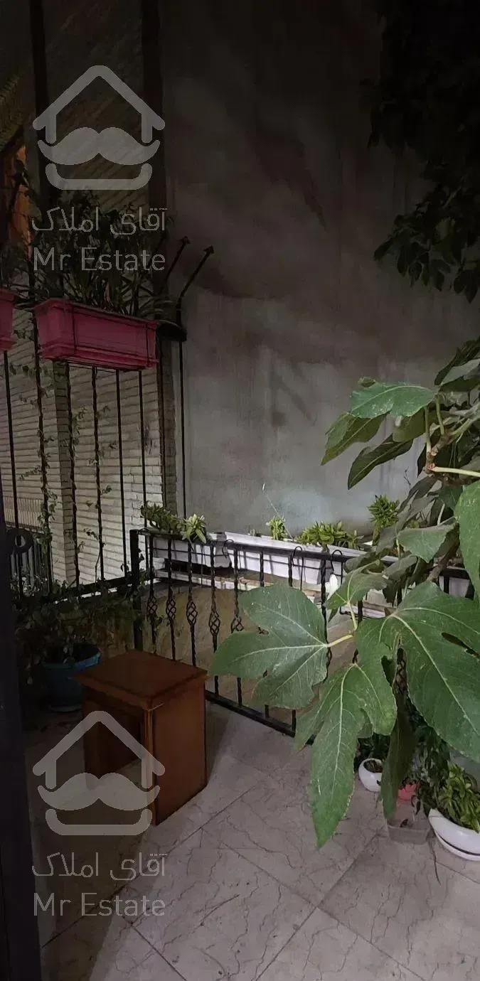 150 متر خوش نقشه حیاط در اختیار