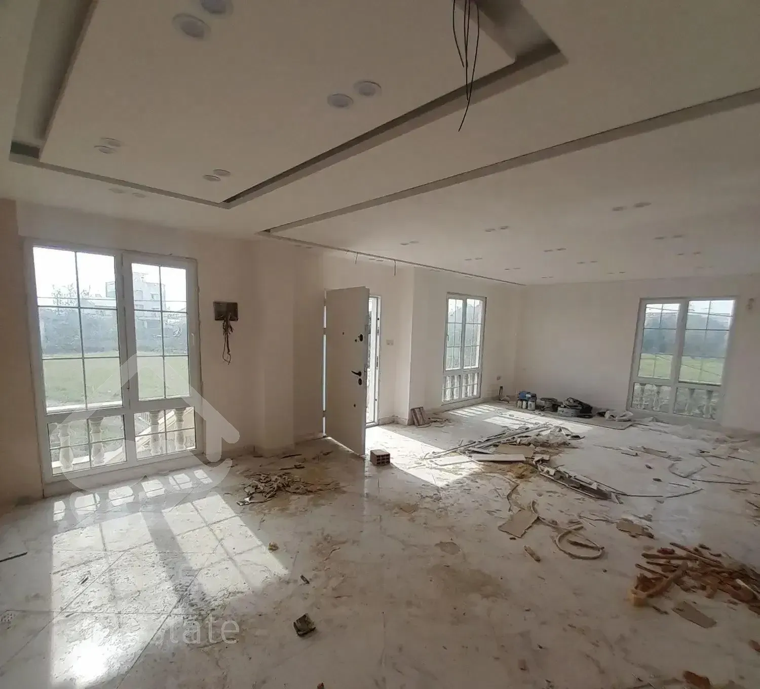 ویلای (( ۲۷۵ )) متری استخردار نزدیک شهر