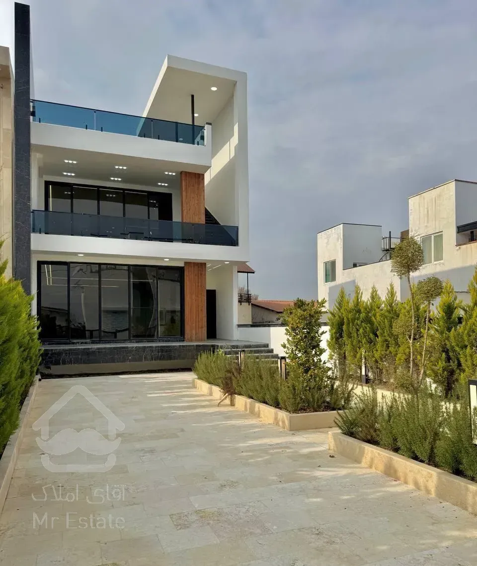 ۳۲۰ متری استخرداخلی روف گاردن با ویو جنگل