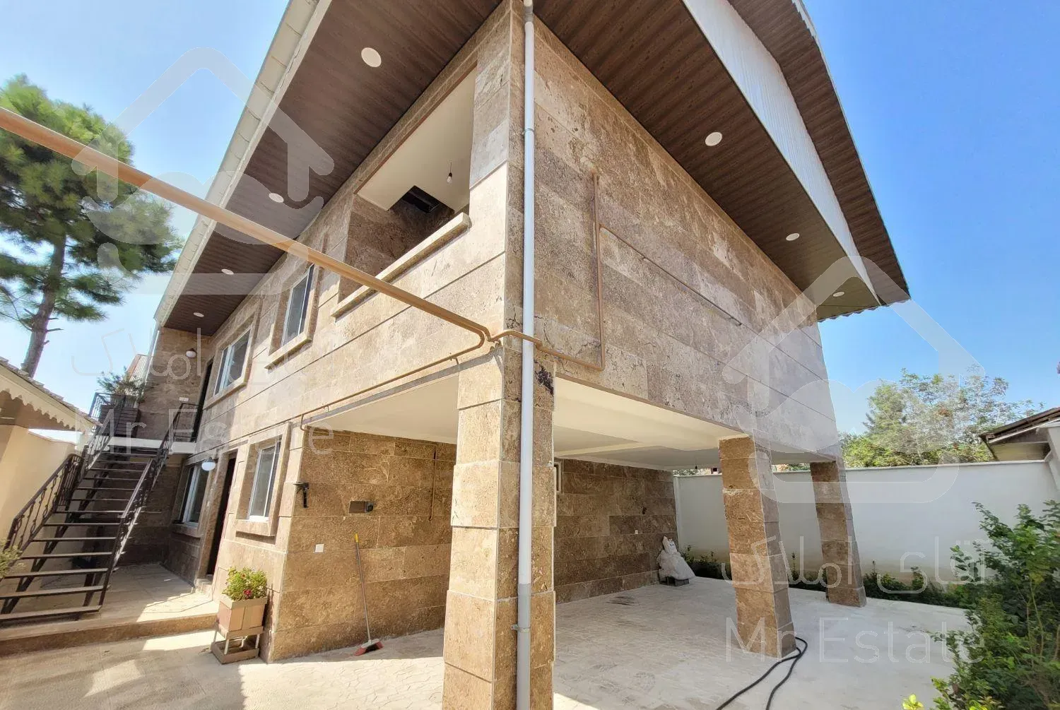 ویلا دو طبقه/ چهار خوابه /180 متری نزدیک شهر