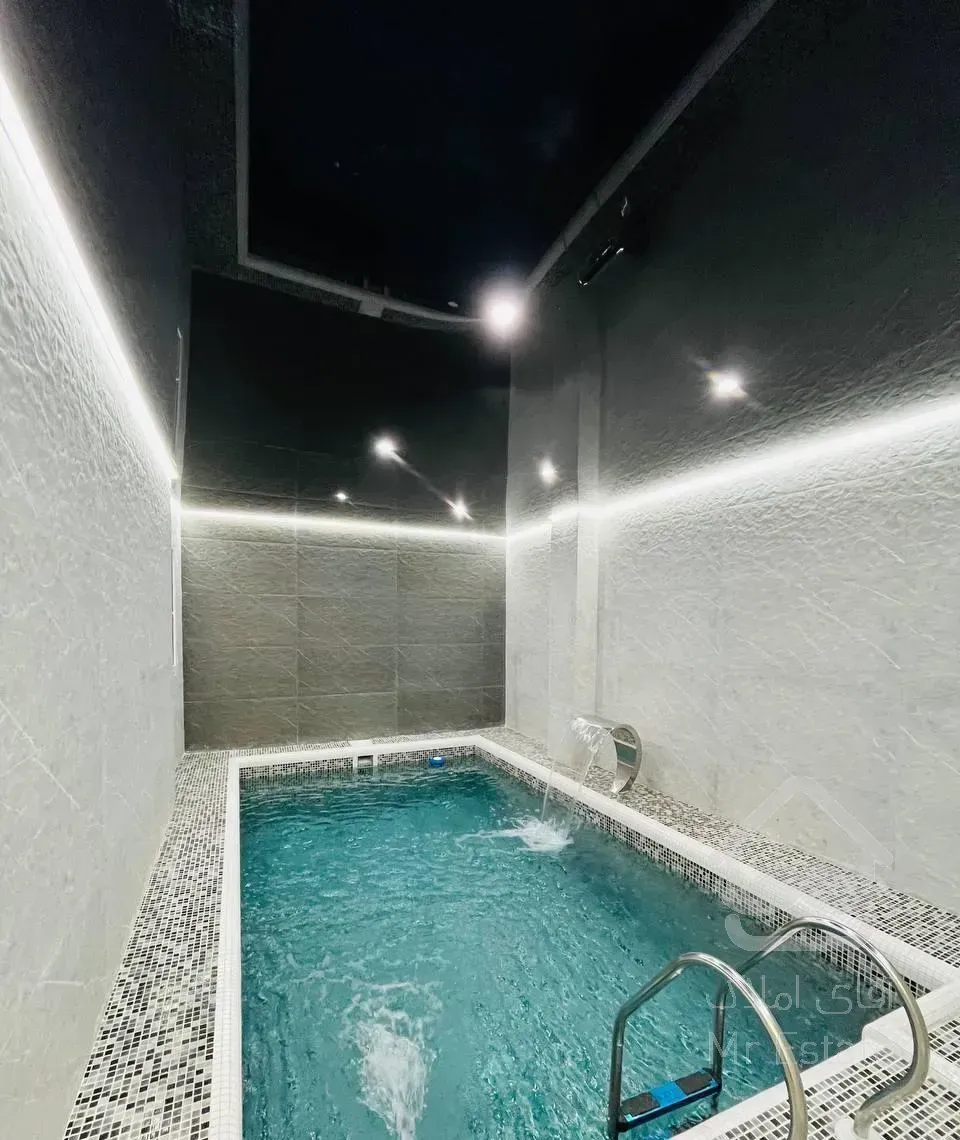 تریبلکس مدرن روف دار/استخرداخلی/سندتکبرگ/۲۲۰متری