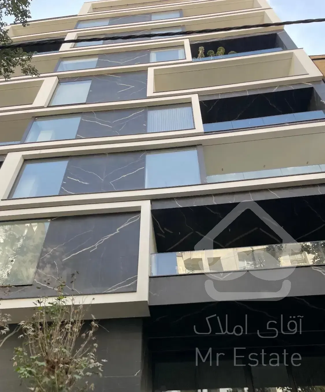 جردن ۴طبقه ۱۰۰متری مدرن نوساز سند تکبرگ یکجا فروشی