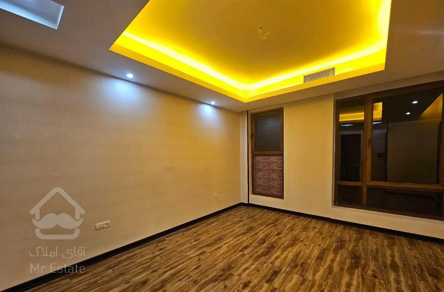 105 متر آجودانیه  نقلی/2طرف نور و ویو/قدرالسهم دار