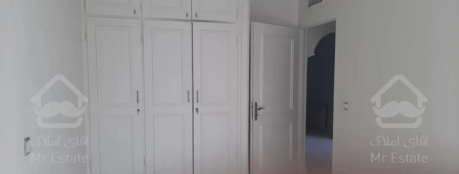 فقط زوج جوان آپارتمان