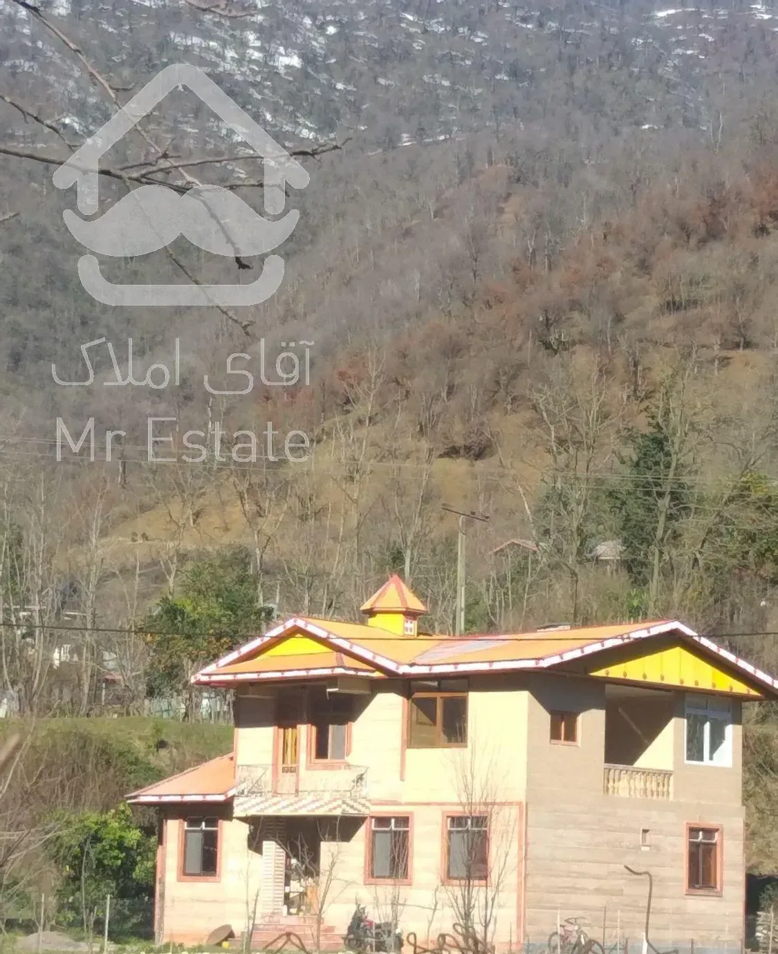 سه طرف  بالکن داره