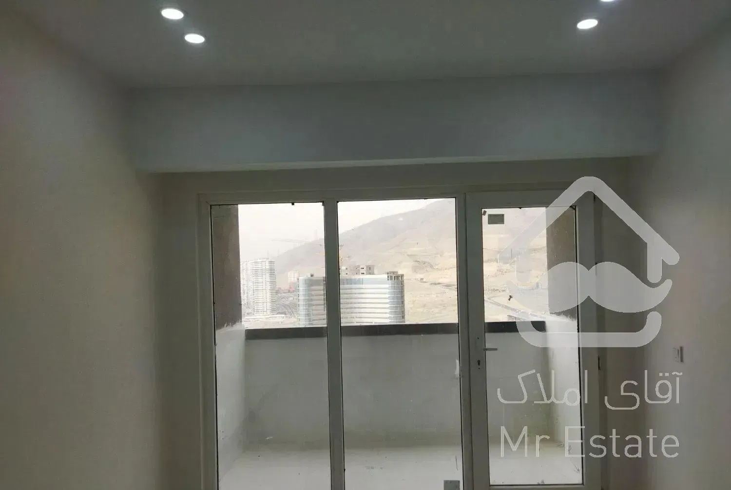 ۲۳۰ متر/برج ۴ خواب/نورگیر ۲ طرف/ویو دریاچه چیتگر