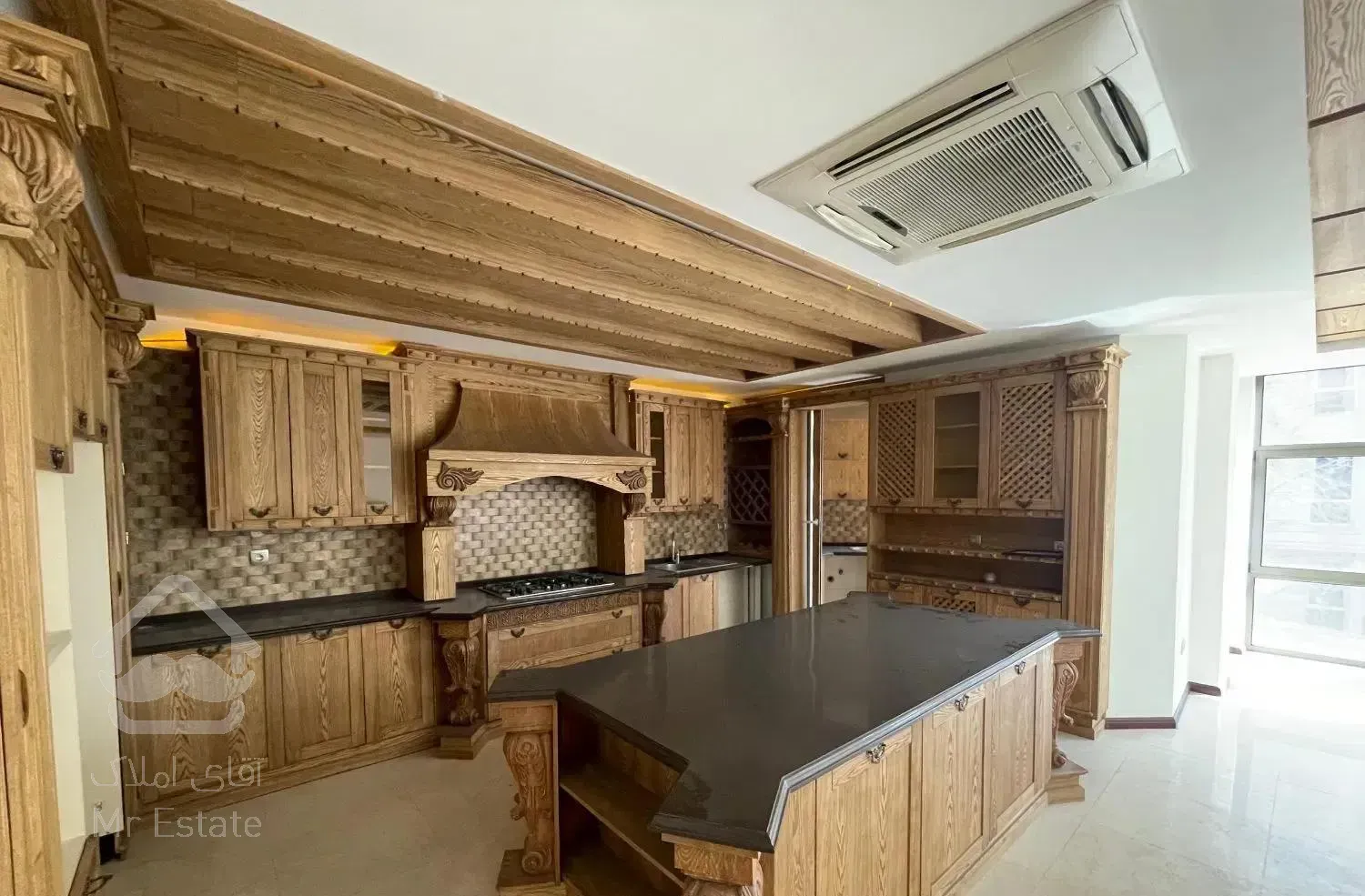 بین جردن و ولیعصر نزدیک خیابان اصلی