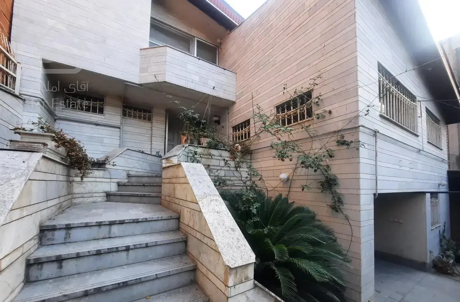 خانه ویلایی حیاط دار با زمین ۵۰۴ متری