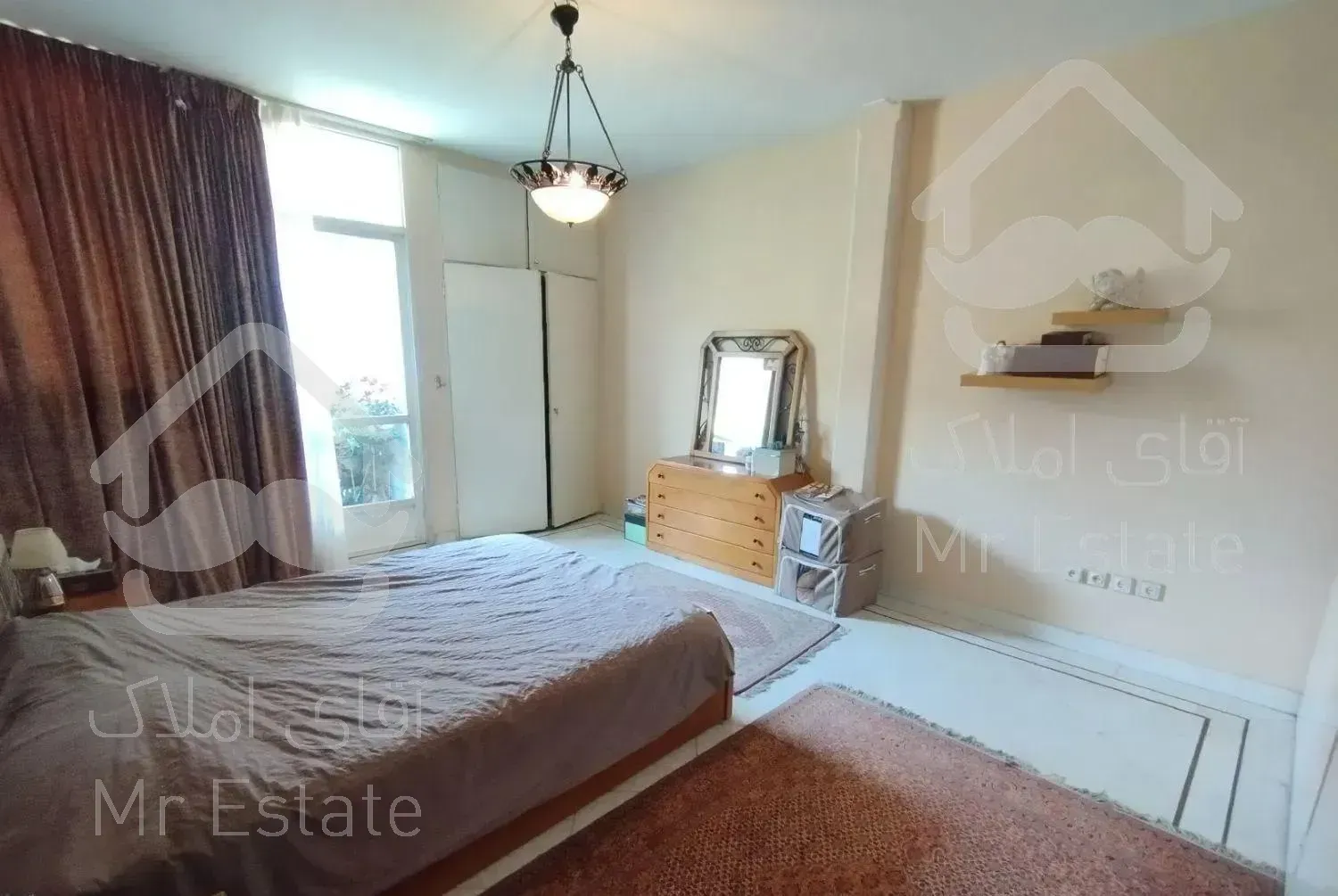 ونک ۲۰۰ متر روبه آفتاب/ ۳ خوابه (۱۰۰ متر قدرالسهم)