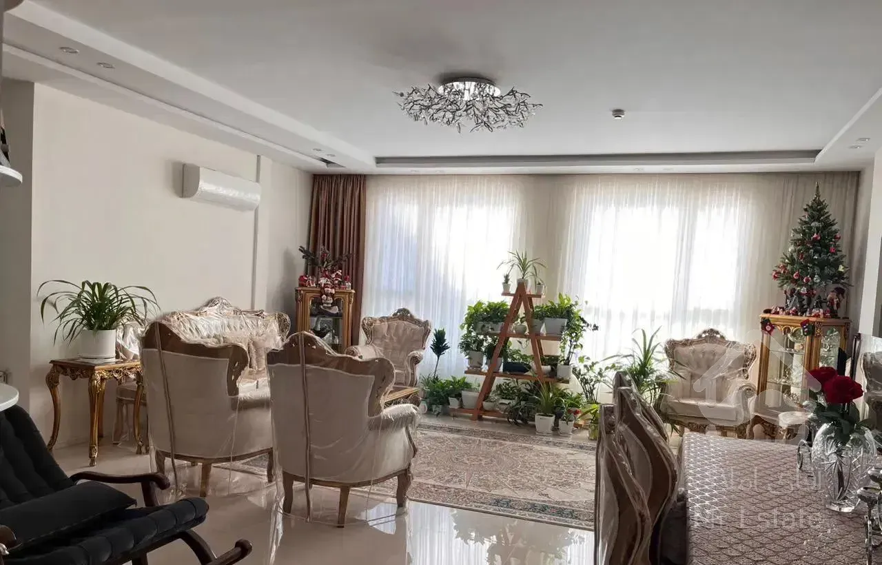 ۱۲۷ متر سه خواب نورگیر / اقبال چسبیده به وکیل آباد