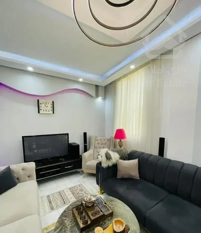 42 متر واحد با 900 وام دارد/دوسال اقساط پرداخت شده