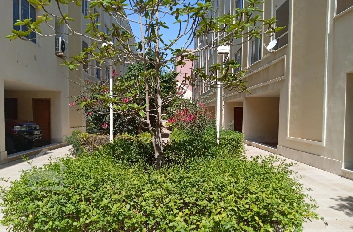 نیازمند همخونه خانم مرکز شهر روبروی بازار پردیس