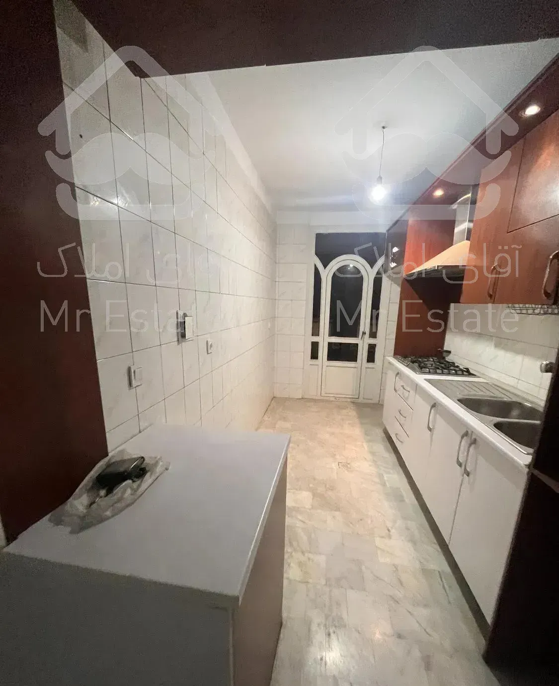 هروی کوچه پنجم رو به افتاب با پارکینگ سندی