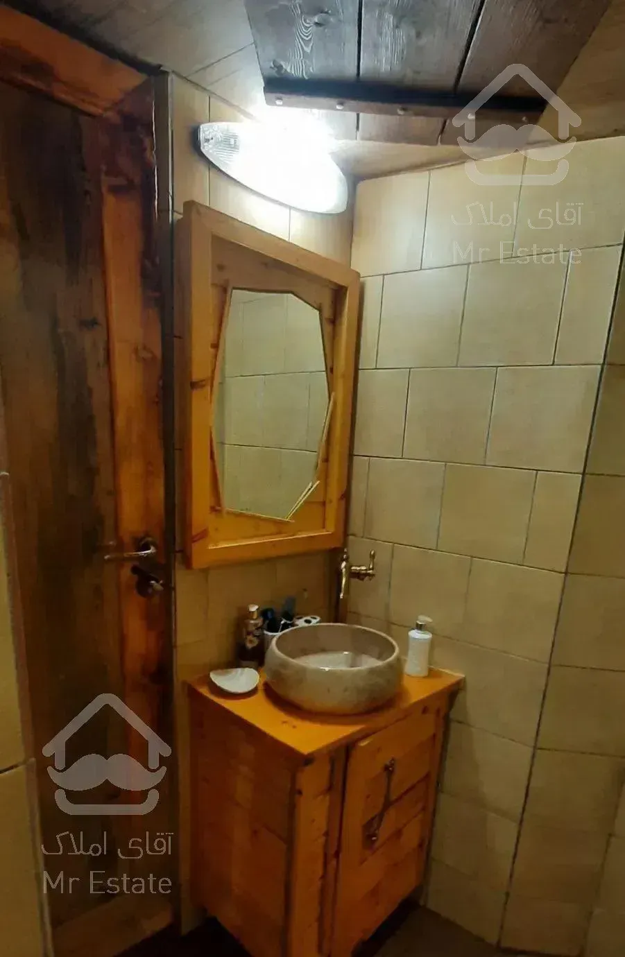 ویلا چوبی جنگلی با آبشار داخل سالن پذیرایی