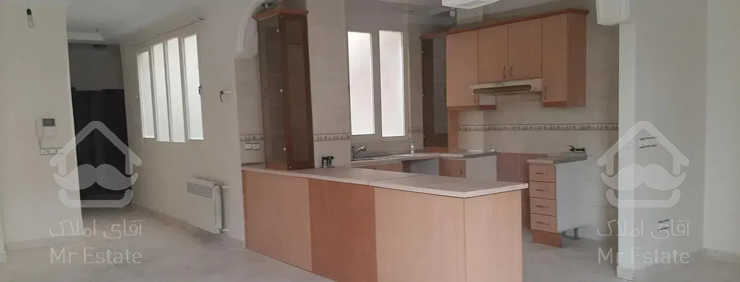 فقط زوج جوان آپارتمان