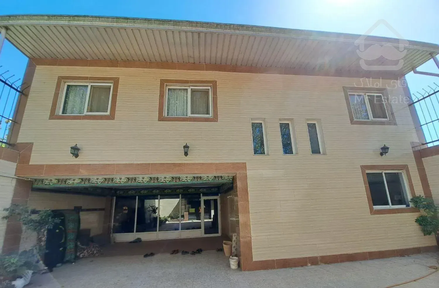 ساختمان ویلایی ۶۰۰ متر زمین به همراه ۴۰۰ متر بنا