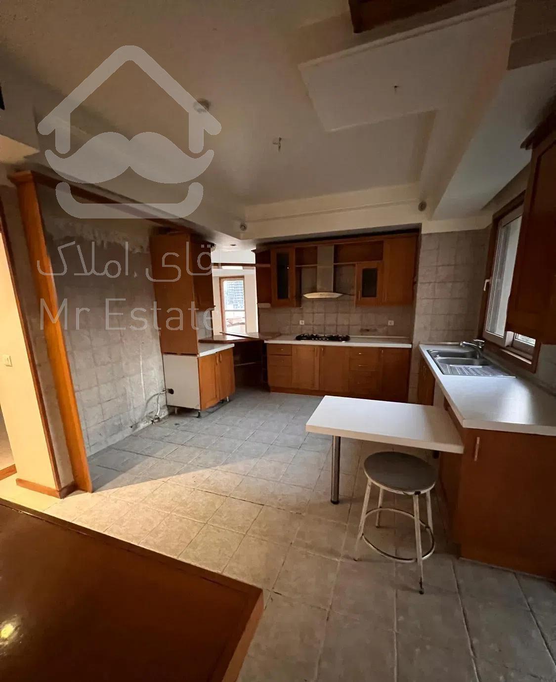 ۲۱۵متر در مرکز فرشته