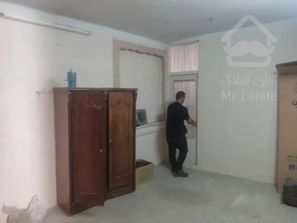 خانه ای حیاط دار با مغازه