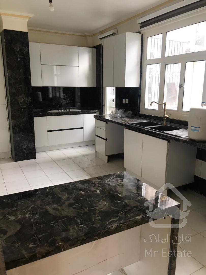 ساختمان نوسازی شده است در بهترین محله در فرمانیه دنج و همسایگان محترم