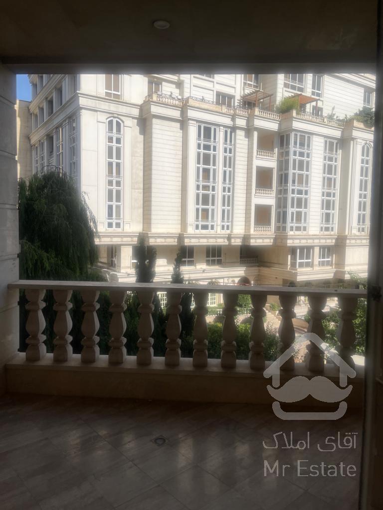 ساختمانی زیبا ،با نورگیری عالی