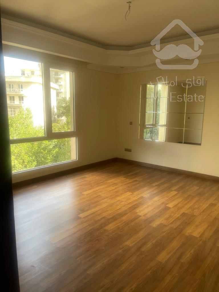 ساختمانی زیبا ،با نورگیری عالی