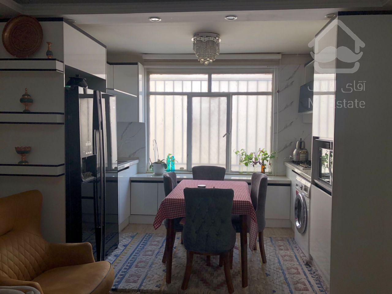 همکف/حیاط اختصاصی و پارکینگ