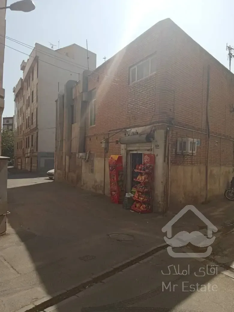 خانه ای حیاط دار با مغازه