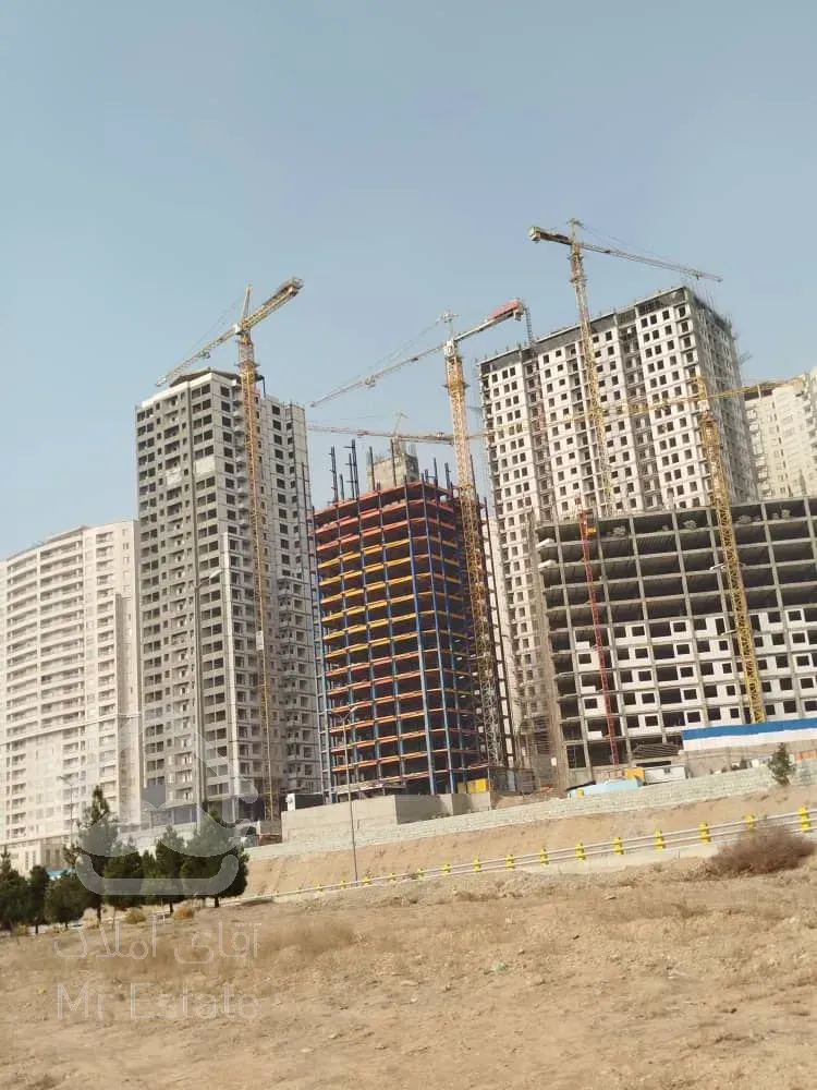 پیش فروش و تهاتر واحد ۱۰۶ متری در منطقه ۲۲ دریاچه چیتگر