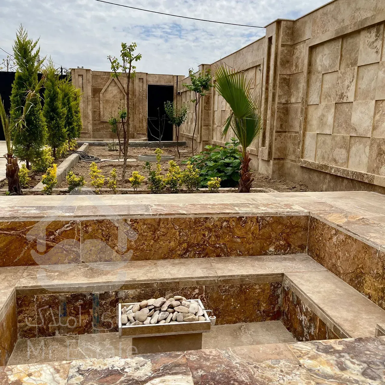 فروش یه واحد ۴۰۰متری در ساوه کاملا نوساز کلید نخورده مبله