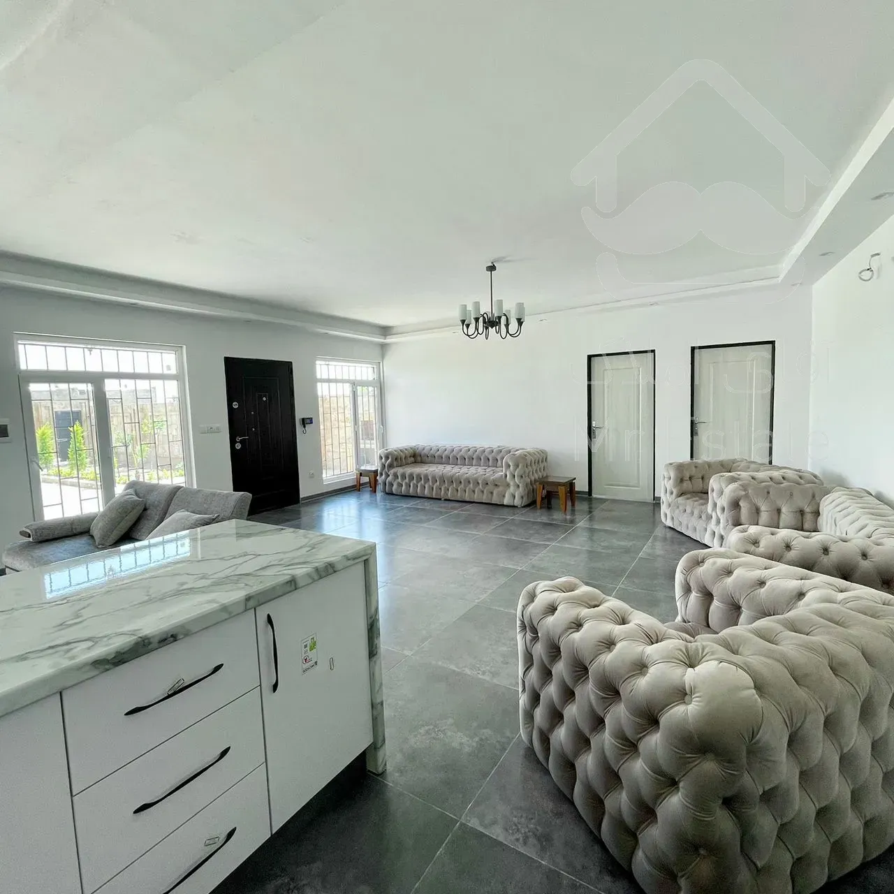 فروش یه واحد ۴۰۰متری در ساوه کاملا نوساز کلید نخورده مبله