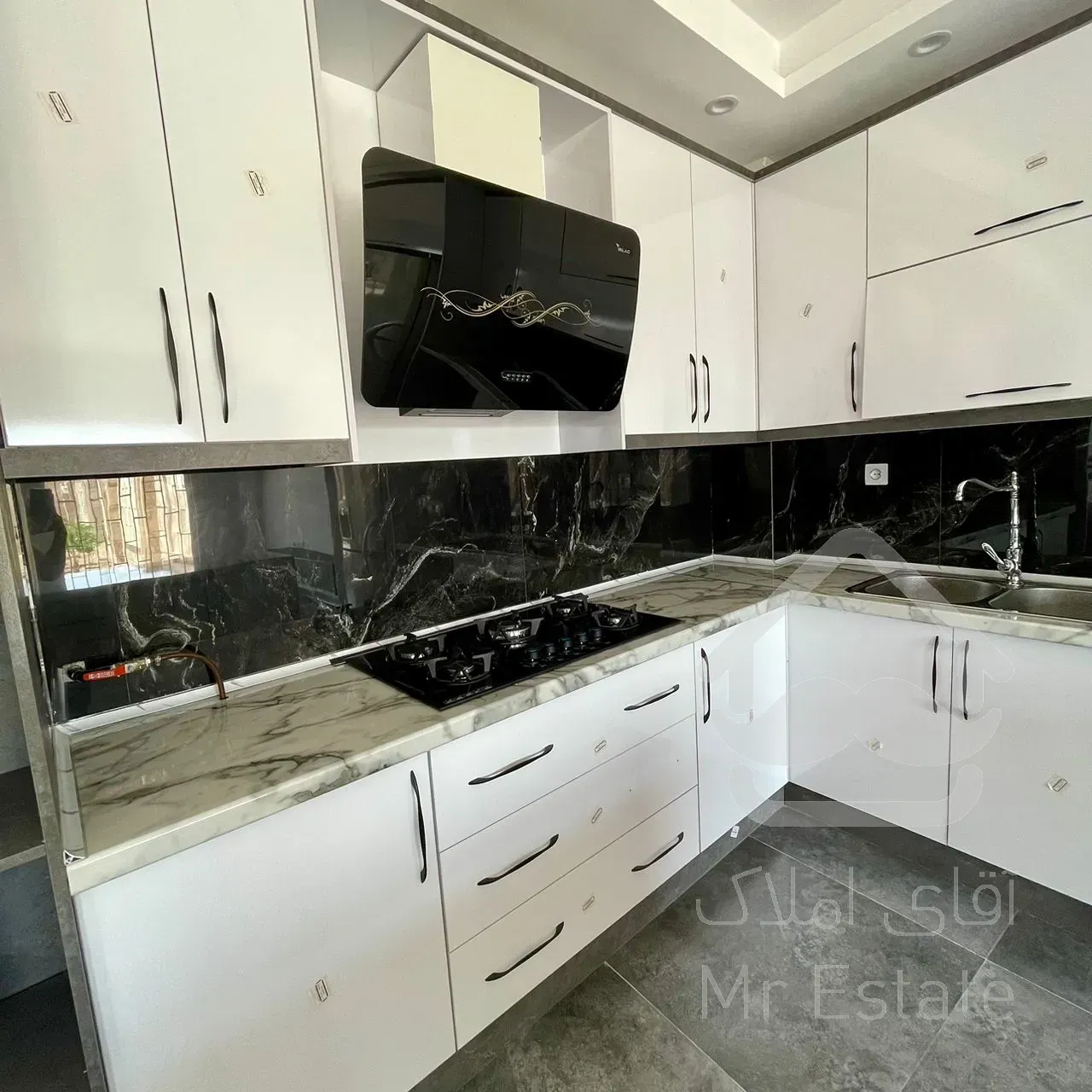 فروش یه واحد ۴۰۰متری در ساوه کاملا نوساز کلید نخورده مبله