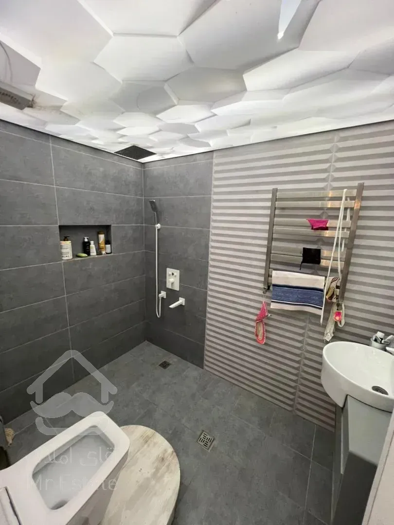 فروش ویلای ۳۵۰ متری بازسازی شده در بلوار اطباء