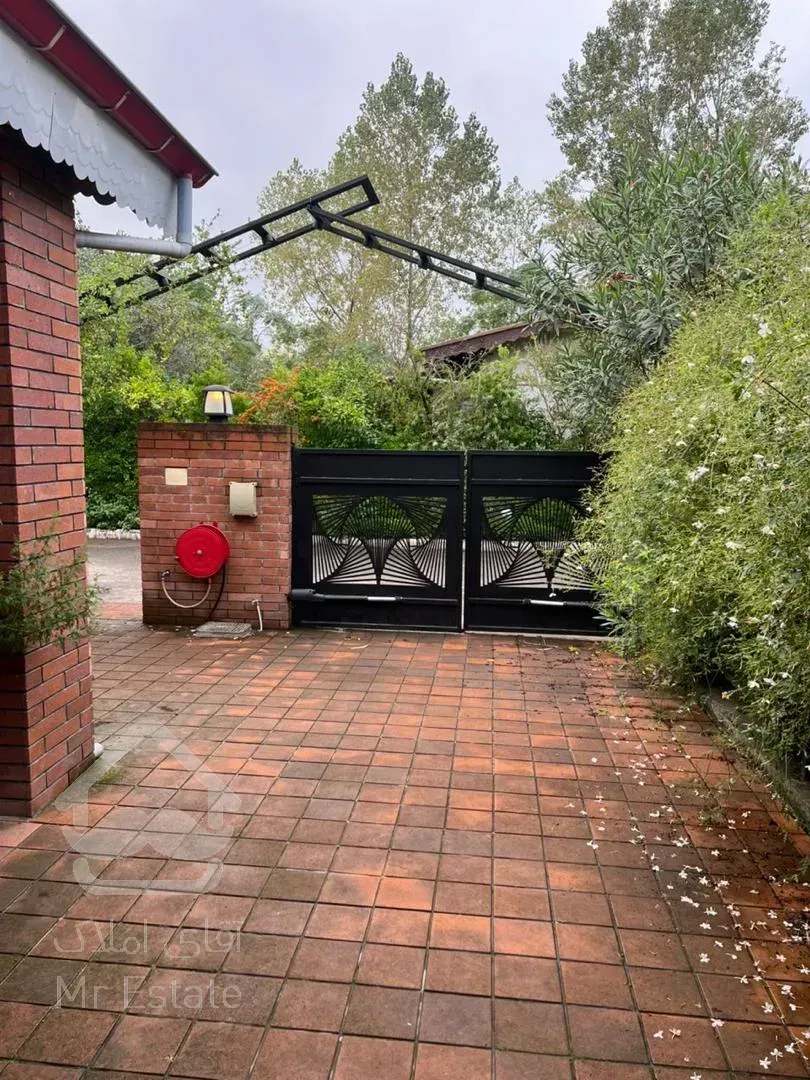 فروش ویلای ۳۵۰ متری بازسازی شده در بلوار اطباء