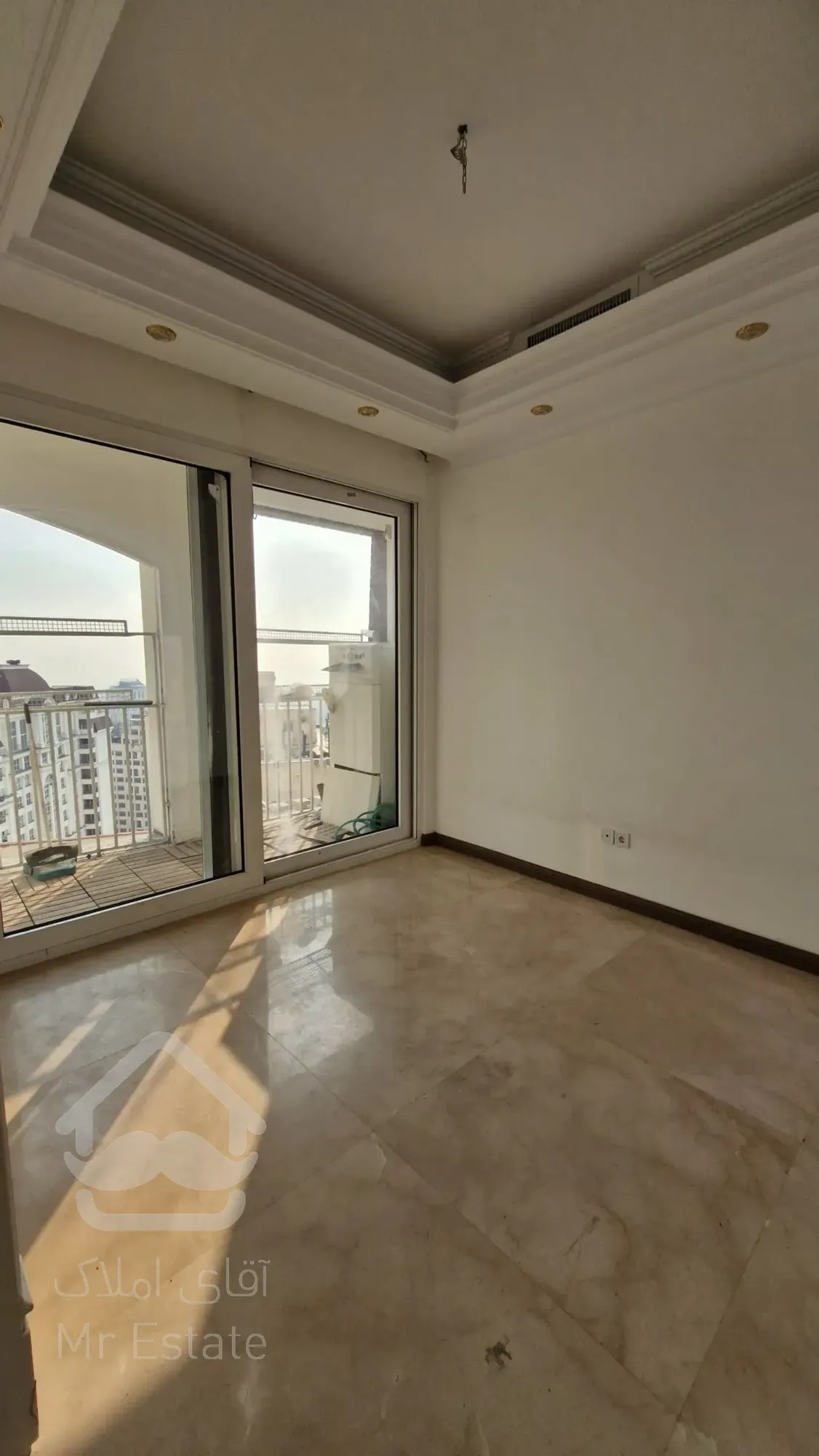 180 متر در بهترین لوکیشن آجودانیه