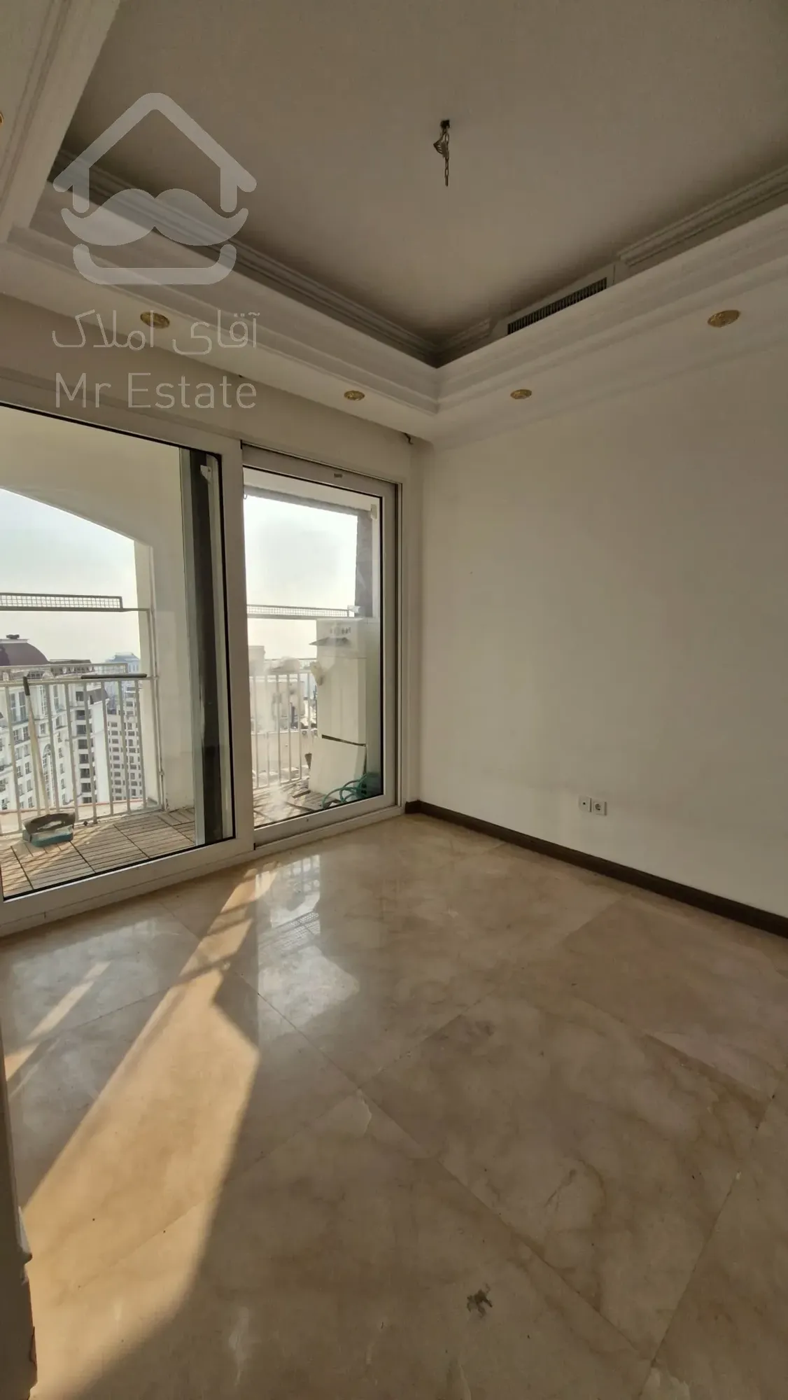 آپارتمان ۲۰۰ متری با ویو کامل شهر در نیاوران