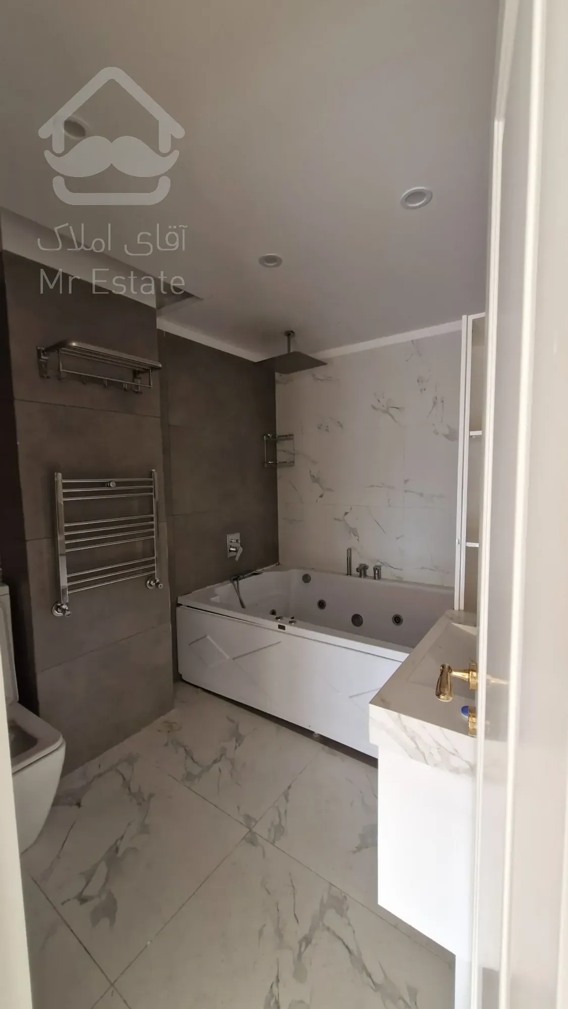 180 متر در بهترین لوکیشن آجودانیه