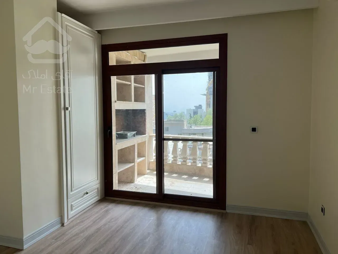 180 متر در برج برند با مشاعات کامل