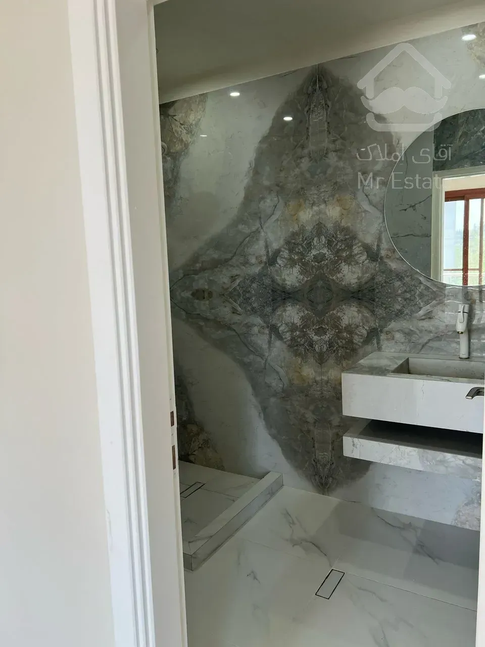 180 متر در برج برند با مشاعات کامل