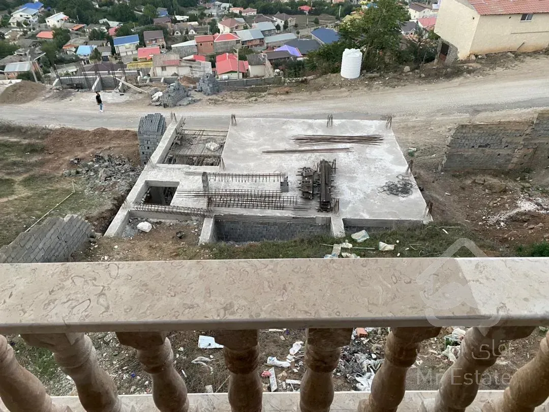 ویلا دو طبقه ۱۶۰ متر با دو دهنه تجاری در پایین ملک و ۱۲۰متر جواز ساخت روی تجاری .سند و مدارک تکمیل.