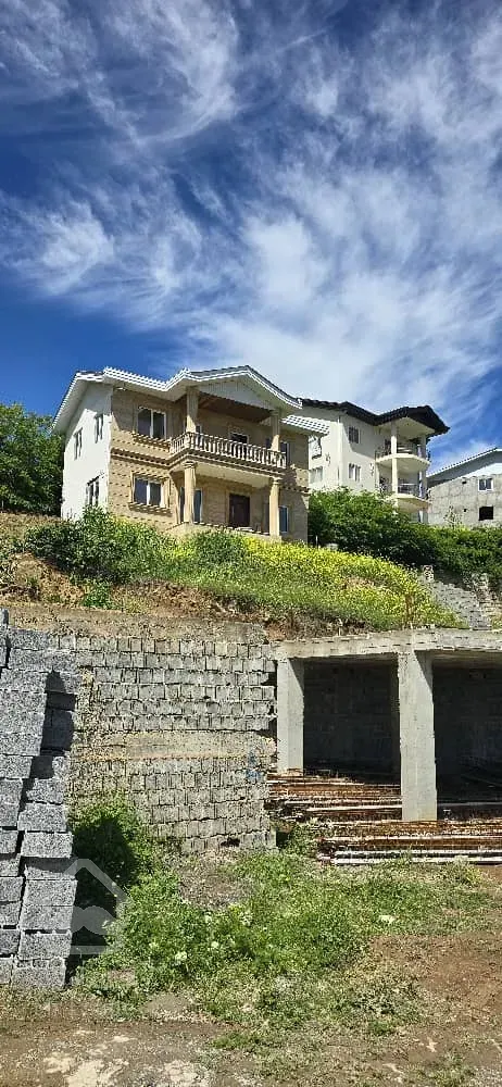 ویلا دو طبقه ۱۶۰ متر با دو دهنه تجاری در پایین ملک و ۱۲۰متر جواز ساخت روی تجاری .سند و مدارک تکمیل.