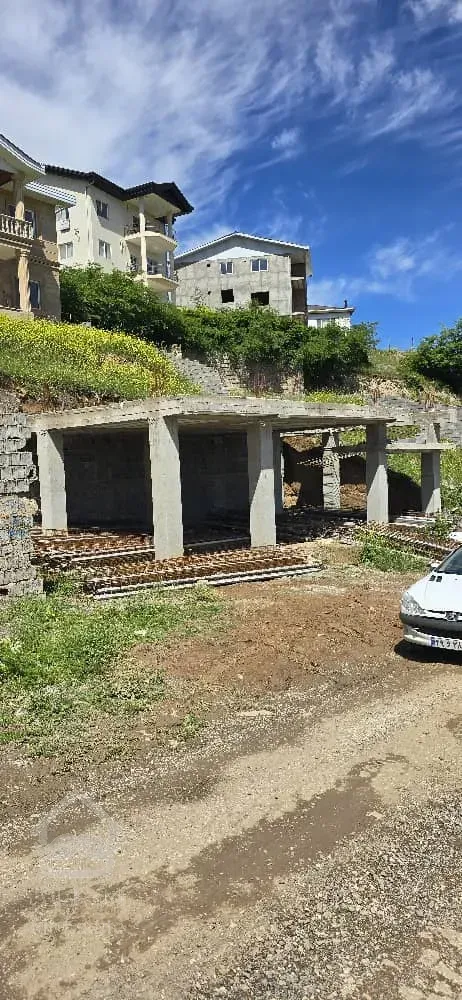 ویلا دو طبقه ۱۶۰ متر با دو دهنه تجاری در پایین ملک و ۱۲۰متر جواز ساخت روی تجاری .سند و مدارک تکمیل.