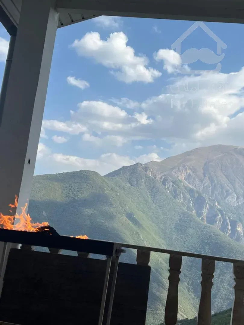 ویلا دو طبقه ۱۶۰ متر با دو دهنه تجاری در پایین ملک و ۱۲۰متر جواز ساخت روی تجاری .سند و مدارک تکمیل.