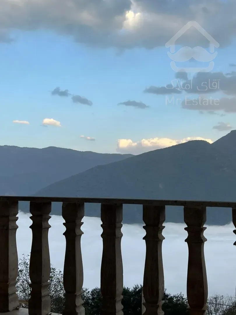 ویلا دو طبقه ۱۶۰ متر با دو دهنه تجاری در پایین ملک و ۱۲۰متر جواز ساخت روی تجاری .سند و مدارک تکمیل.