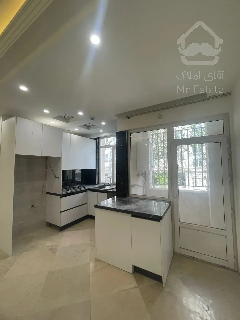 105متر/دو پارکینگ/نور و نقشه عالی/لاله شرقی