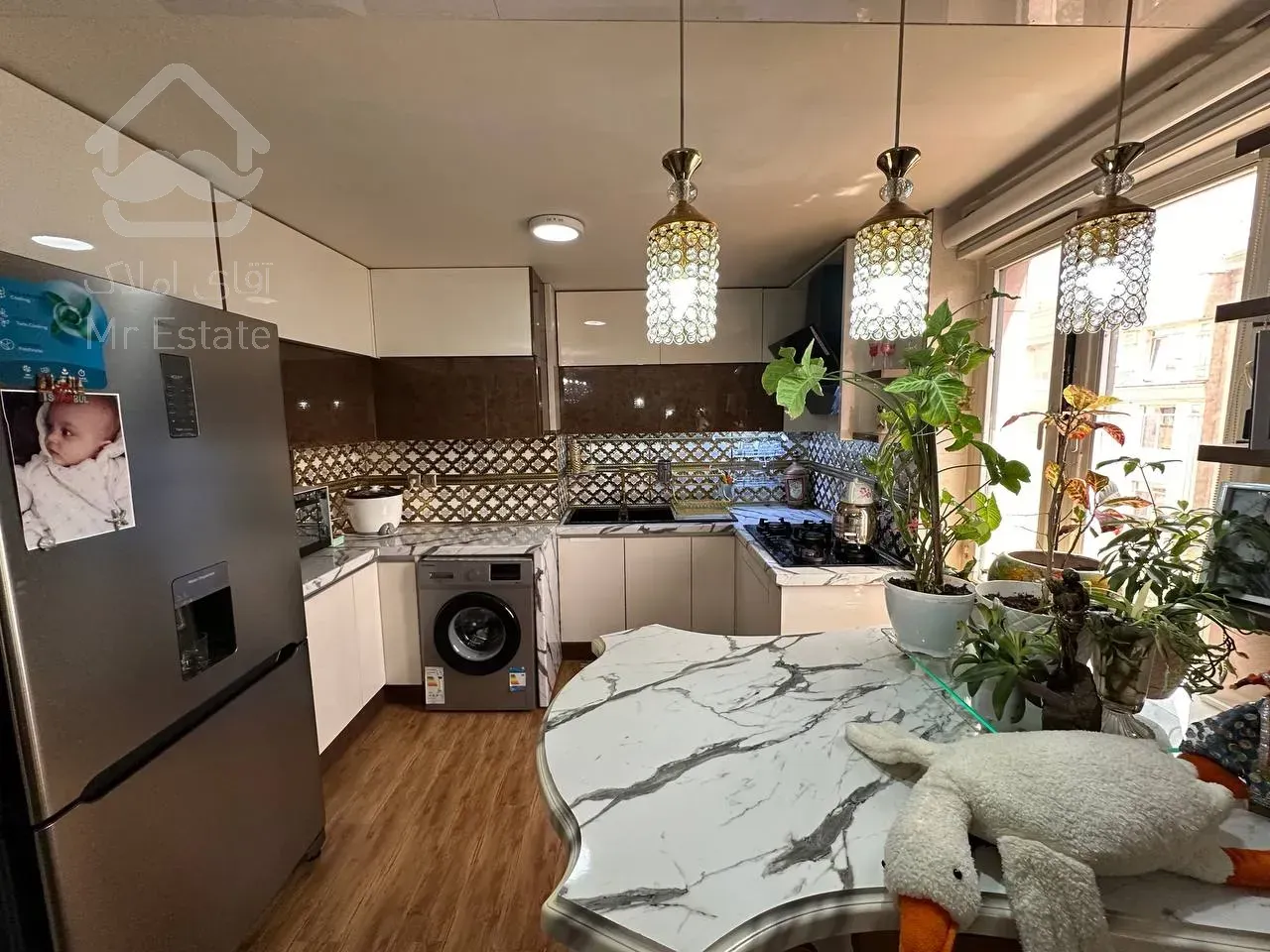 فروش آپارتمان ۹۵ متری فول امکانات در آلاله شرقی