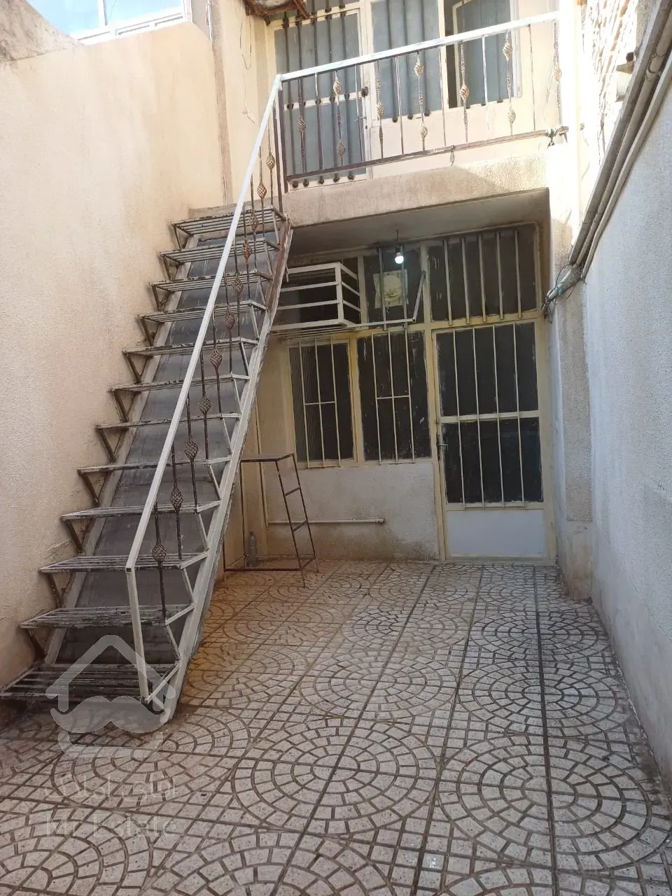 حیاط ویلایی دوطبقه فوری پول لازمم کمتر هم میدم سرویس کامل