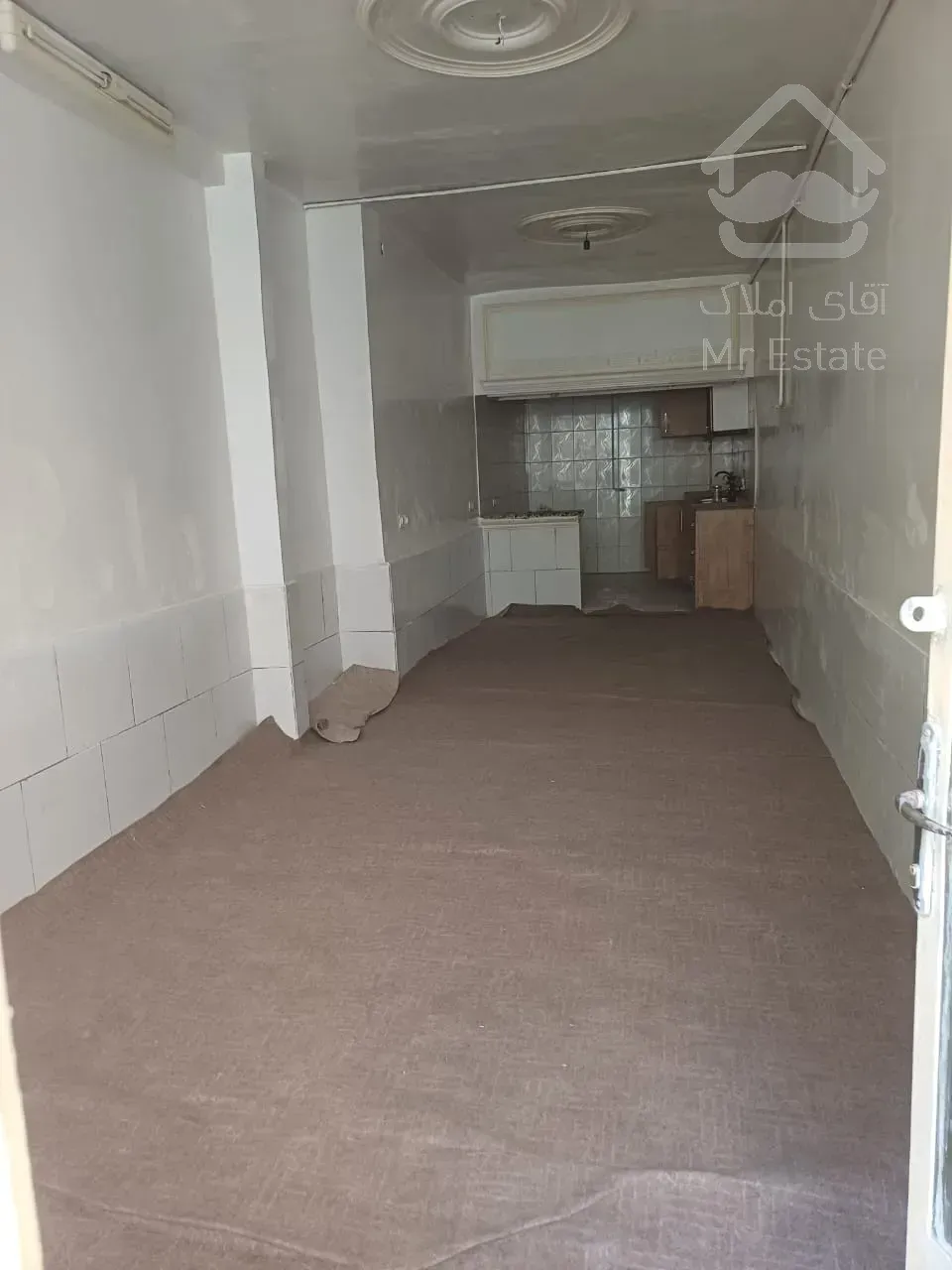 حیاط ویلایی دوطبقه فوری پول لازمم کمتر هم میدم سرویس کامل