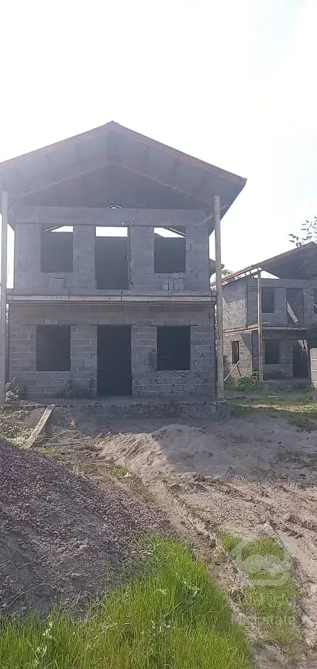 پیش فروش ۳ ویلای ساحلی