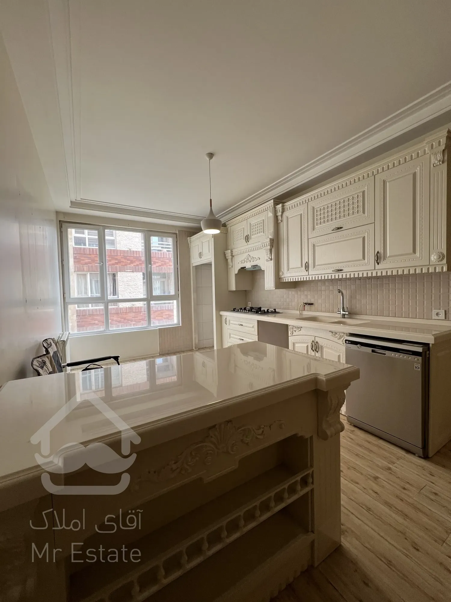 ۷۰ متر واقع در برجی مجلل تاپ لوکیشن